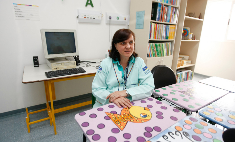 Atendimento a alunos hospitalizados é ampliado Hospital Infantil Waldemar Monastier, na foto aulas do Sareh, pedagoga Rozeli de Fatima de Pissai Gabardo Pereira, 18-02-14.