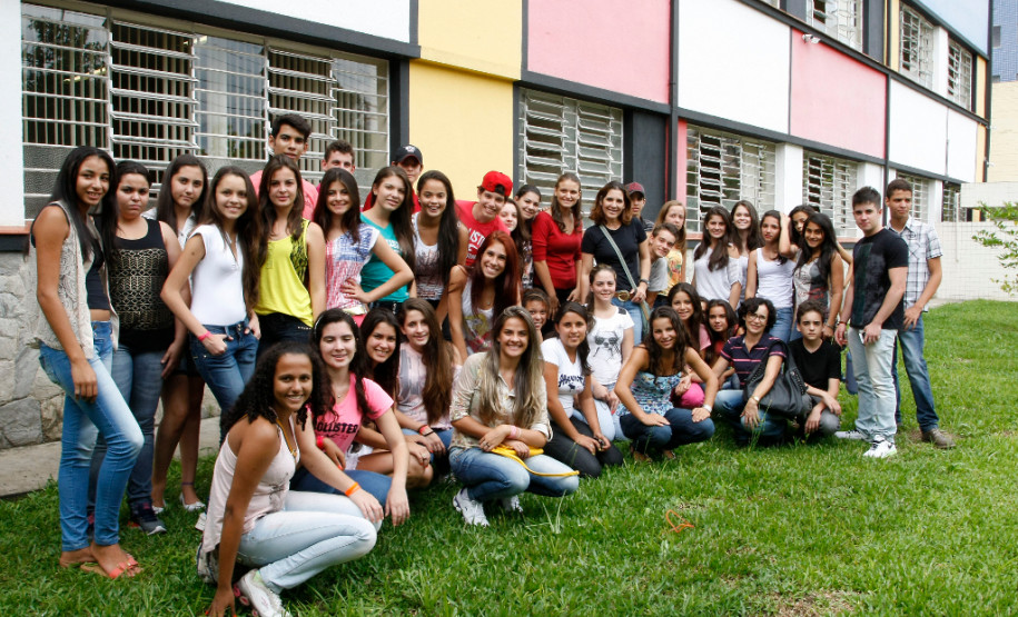 Estudantes premiados em Educação Fiscal visitam a SEED Alunos do Colégio Estadual Nestor Victor, do município de Pérola, visitaram a Secretaria de Educação nesta sexta-feira (21). O Colégio ficou em primeiro lugar na categoria Escola na segunda edição do Prêmio Nacional de Educação Fiscal, com o projeto Disseminadores da Educação Fiscal. Com o valor da premiação, foi construído um palco na escola, adquiridas cadeiras para acomodação do público e os estudantes fizeram uma viagem cultural à capital do Estado. 21-02-14.