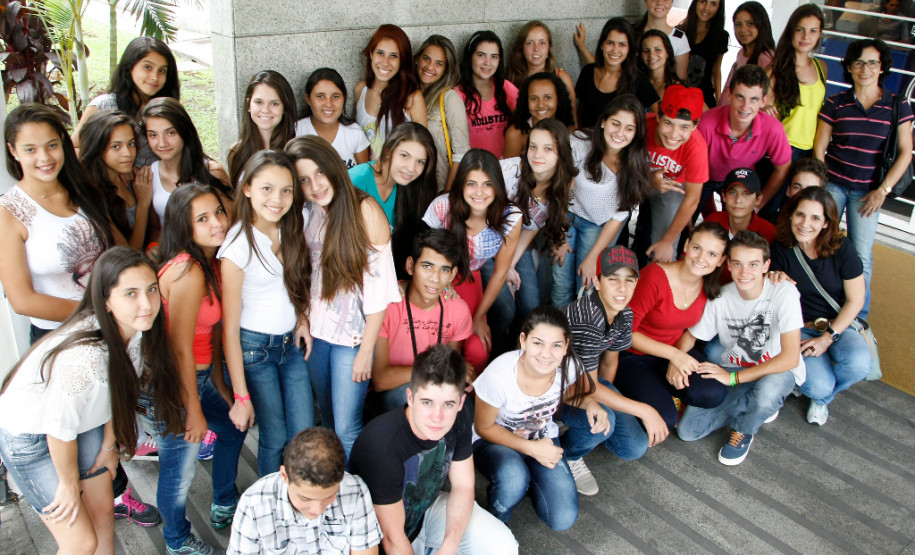 Estudantes premiados em Educação Fiscal visitam a SEED Alunos do Colégio Estadual Nestor Victor, do município de Pérola, visitaram a Secretaria de Educação nesta sexta-feira (21). O Colégio ficou em primeiro lugar na categoria Escola na segunda edição do Prêmio Nacional de Educação Fiscal, com o projeto Disseminadores da Educação Fiscal. Com o valor da premiação, foi construído um palco na escola, adquiridas cadeiras para acomodação do público e os estudantes fizeram uma viagem cultural à capital do Estado. 21-02-14.