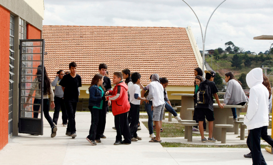 População do Paraná vai ganhar 81 novas escolas em quatro anos Campo Largo - Escola Estadual Geraldina da Mota. 24-04-13.