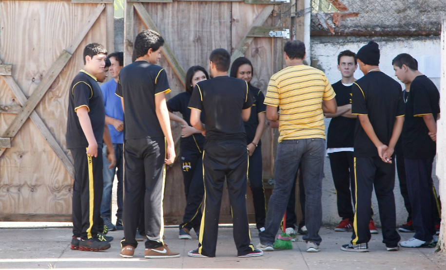 Número de funcionários, pedagogos e gestores de cada escola passa a ser calculado em dois momentos, nos dias 7 e 25 de fevereiro. Na foto, servidores e alunos do Colégio Estadual Yvone Pimentel, em Curitiba. 10-02-14.