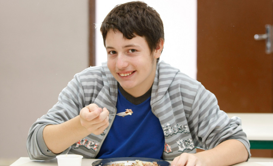 Merenda escolar no Colégio Estadual João Paulo I, na foto o aluno Murilo Henrique Pereira de 13 anos da oitava série. 25-02-14.