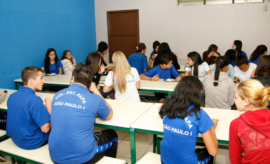 Merenda escolar no Colégio Estadual João Paulo I. 25-02-14.