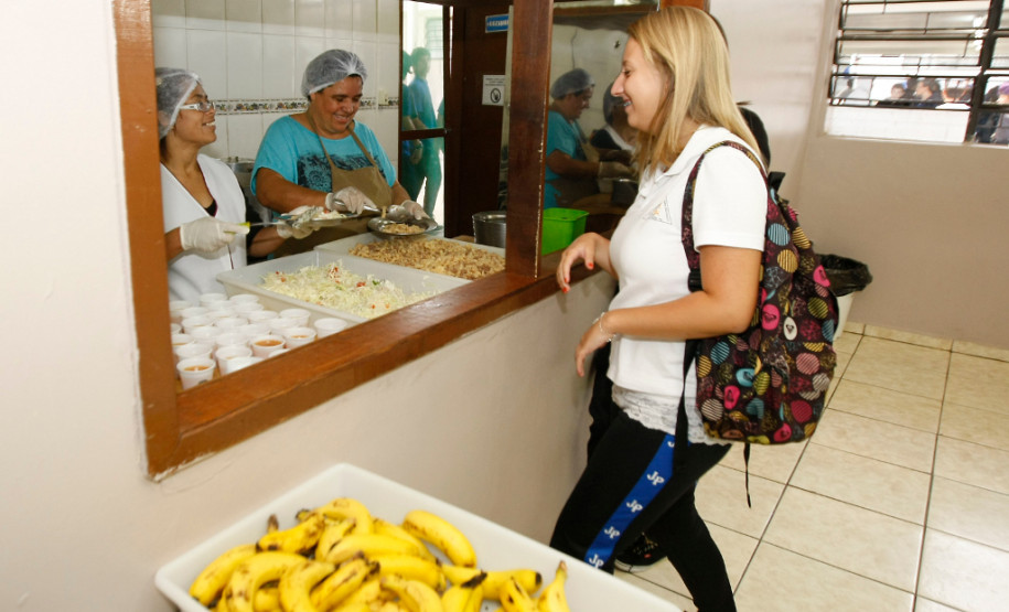 Merenda escolar no Colégio Estadual João Paulo I. 25-02-14.