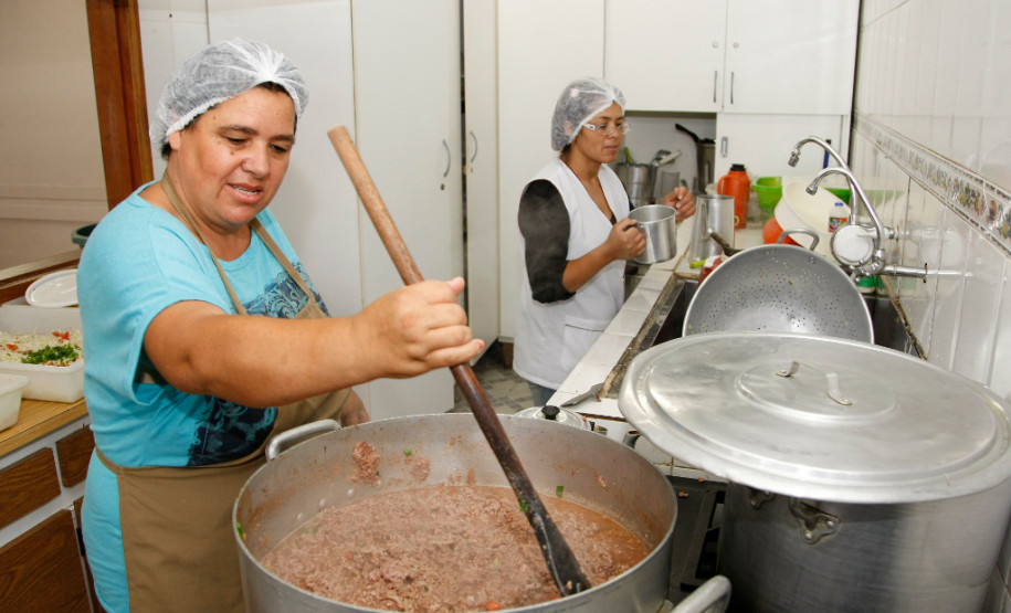 Merenda escolar no Colégio Estadual João Paulo I, na foto a merendeira Sonia. 25-02-14.