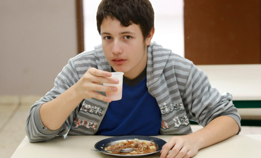 Merenda escolar no Colégio Estadual João Paulo I, na foto o aluno Murilo Henrique Pereira de 13 anos da oitava série. 25-02-14.