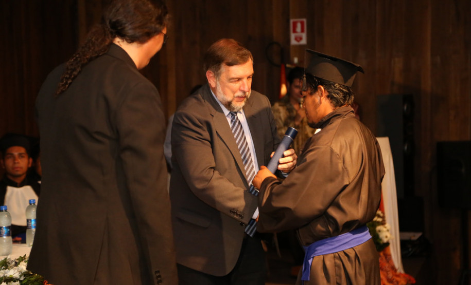 Primeira turma indígena em técnico em agropecuária Alunos das comunidades caingangue e guarani foram diplomados como técnicos em Agropecuária. Curso é inédito no sul do Brasil. <br />
<br />
Veja mais fotos em: <a href=" http://www.flickr.com/photos/flavioarns/sets/72157641545233214/with/12786897914/" target="_blank"> http://www.flickr.com/photos/flavioarns </a>