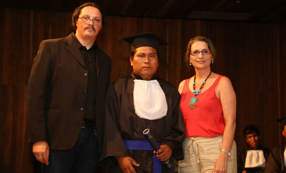 Primeira turma indígena em técnico em agropecuária Alunos das comunidades caingangue e guarani foram diplomados como técnicos em Agropecuária. Curso é inédito no sul do Brasil. <br />
<br />
Veja mais fotos em: <a href=" http://www.flickr.com/photos/flavioarns/sets/72157641545233214/with/12786897914/" target="_blank"> http://www.flickr.com/photos/flavioarns </a>