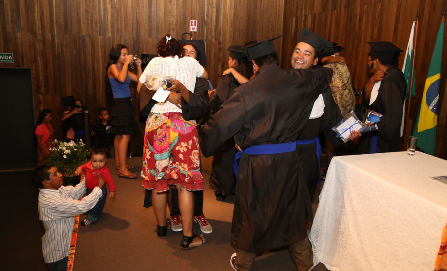 Primeira turma indígena em técnico em agropecuária Alunos das comunidades caingangue e guarani foram diplomados como técnicos em Agropecuária. Curso é inédito no sul do Brasil. <br />
<br />
Veja mais fotos em: <a href=" http://www.flickr.com/photos/flavioarns/sets/72157641545233214/with/12786897914/" target="_blank"> http://www.flickr.com/photos/flavioarns </a>