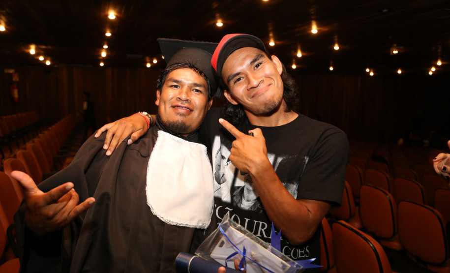 Primeira turma indígena em técnico em agropecuária Alunos das comunidades caingangue e guarani foram diplomados como técnicos em Agropecuária. Curso é inédito no sul do Brasil. <br />
<br />
Veja mais fotos em: <a href=" http://www.flickr.com/photos/flavioarns/sets/72157641545233214/with/12786897914/" target="_blank"> http://www.flickr.com/photos/flavioarns </a>