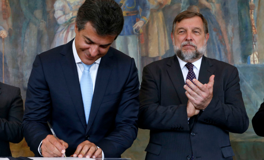 Governador Beto Richa com o vice-governador e secretário da Educação, Flávio Arns, autoriza obras em 34 escolas estaduais, em 27 municípios, beneficiando diretamente mais de 40 mil alunos. Curitiba, 17-02-14.