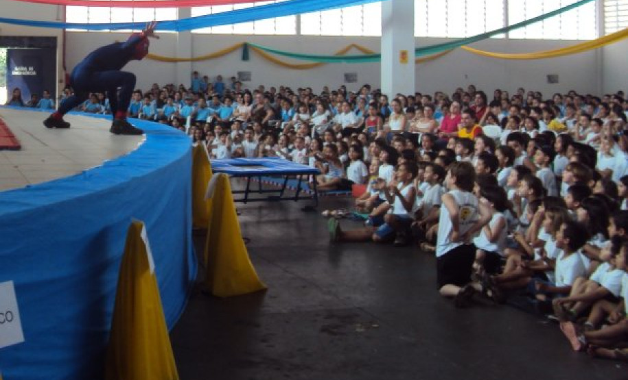 Alunos de Cianorte realizam atividades circenses no contraturno