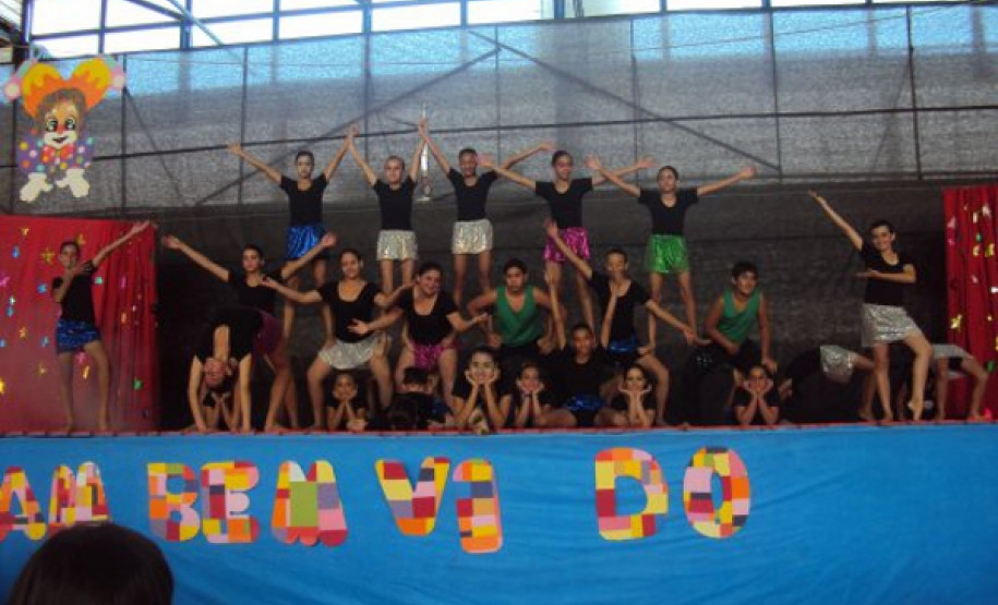 Alunos de Cianorte realizam atividades circenses no contraturno