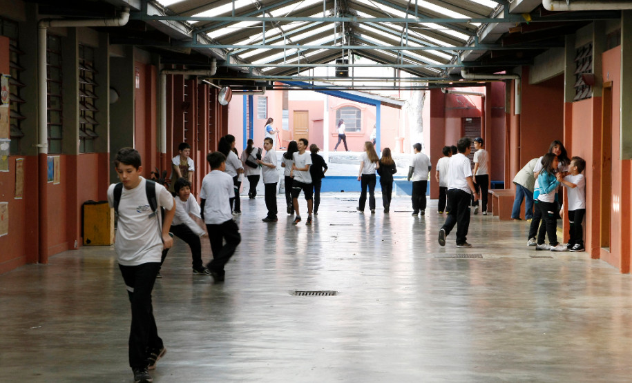 Colégio Estadual Leôncio Correia, em Curitiba. 23-08-13.