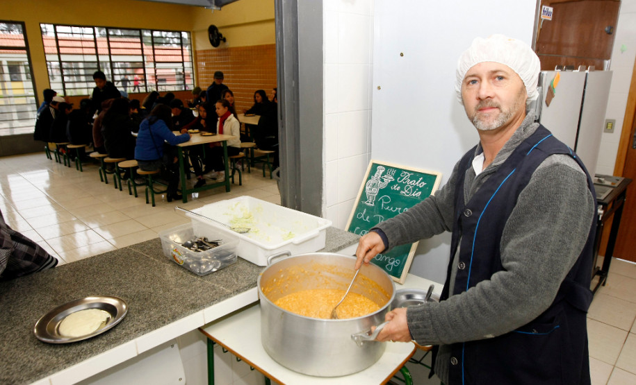 Colégio Estadual Tarsila do Amaral, em São José dos Pinhais. 14-08-13.