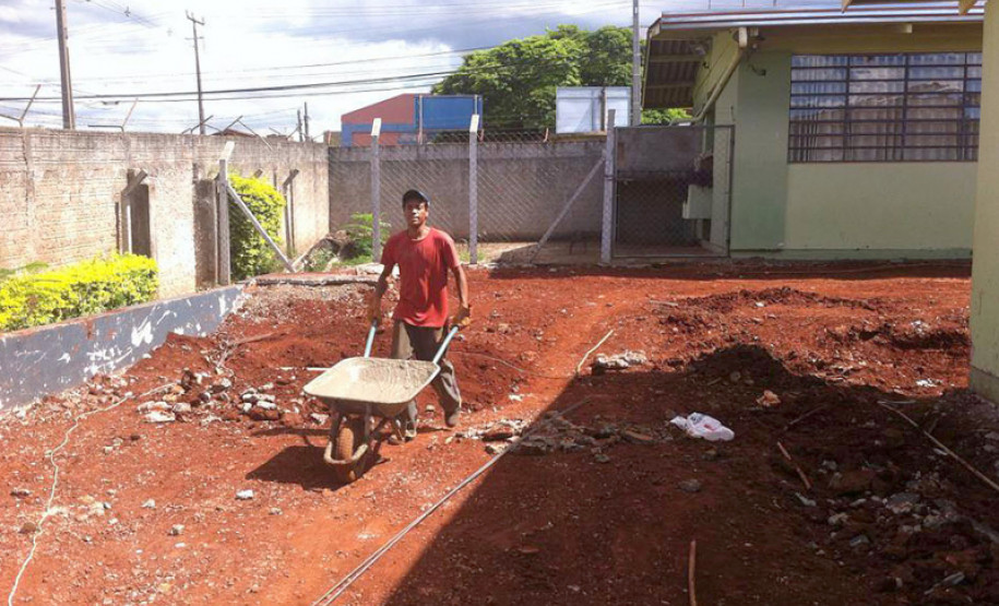 Obras de reparo no Colégio Estadual Nossa Senhora de Lourdes.