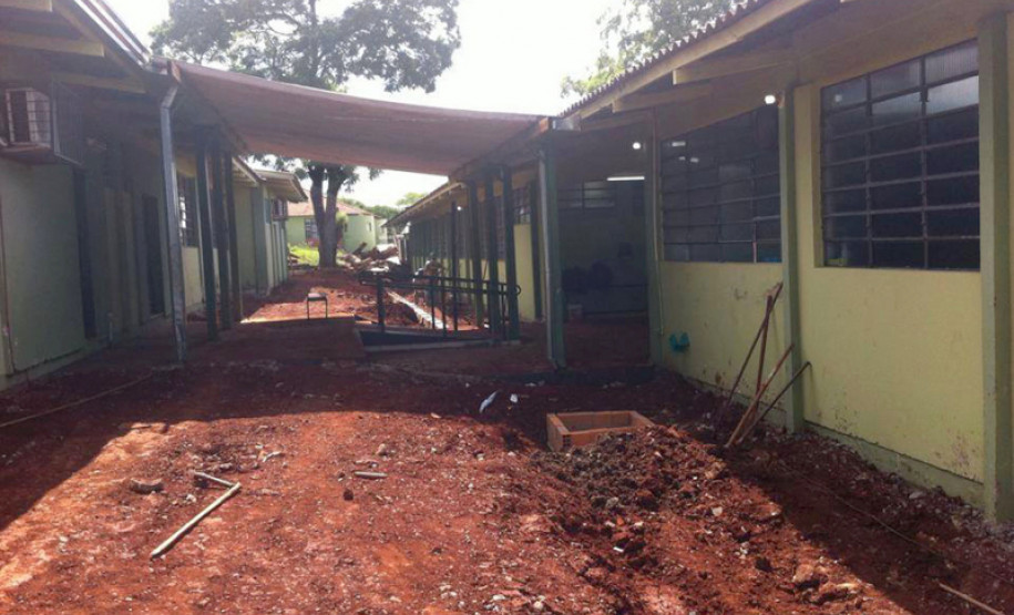 Obras de reparo no Colégio Estadual Nossa Senhora de Lourdes.