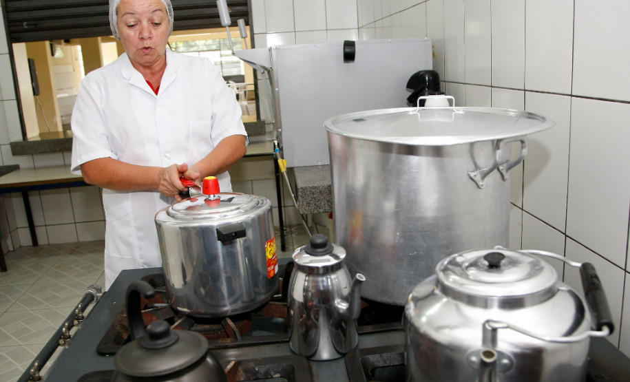 Além do forno, o colégio também recebeu um novo fogão industrial.