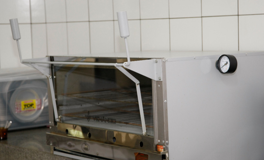 No Colégio Estadual Pinheiro do Paraná, em Curitiba, os 870 alunos agora comem alimentos assados no novo forno industrial elétrico que a escola recebeu em 2013. “Aqui fazemos bolo salgado para os alunos, assamos peixe e torramos o pão para servir”, explicou a merendeira Maria Lima Fronza. Ela afirmou que os estudantes aprovam o cardápio da merenda escolar, com alimentos assados ao invés de fritos.