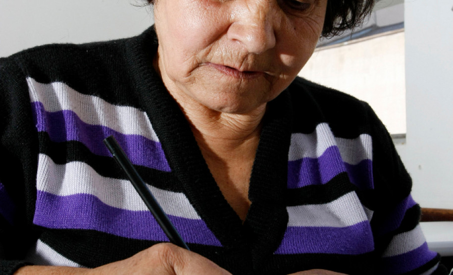 Paraná Alfabetizado, alunos em sala de aula no SESC da rua José Loureiro, na foto Dirce Leszak de 65 anos. 31-07-13.