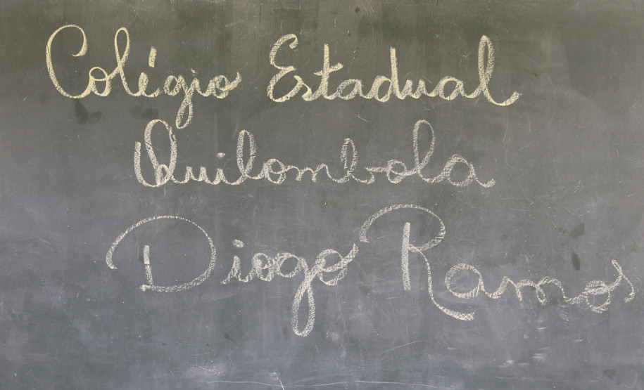 A comunidade quilombola de João Surá, em Adrianópolis, ganhará um novo prédio para substituir as antigas instalações do Colégio Estadual Diogo Ramos. <br />
<br />
Veja mais fotos em: <a href=" http://www.flickr.com/photos/flavioarns/sets/72157641975002843/" target="_blank"> http://www.flickr.com/photos/flavioarns </a>