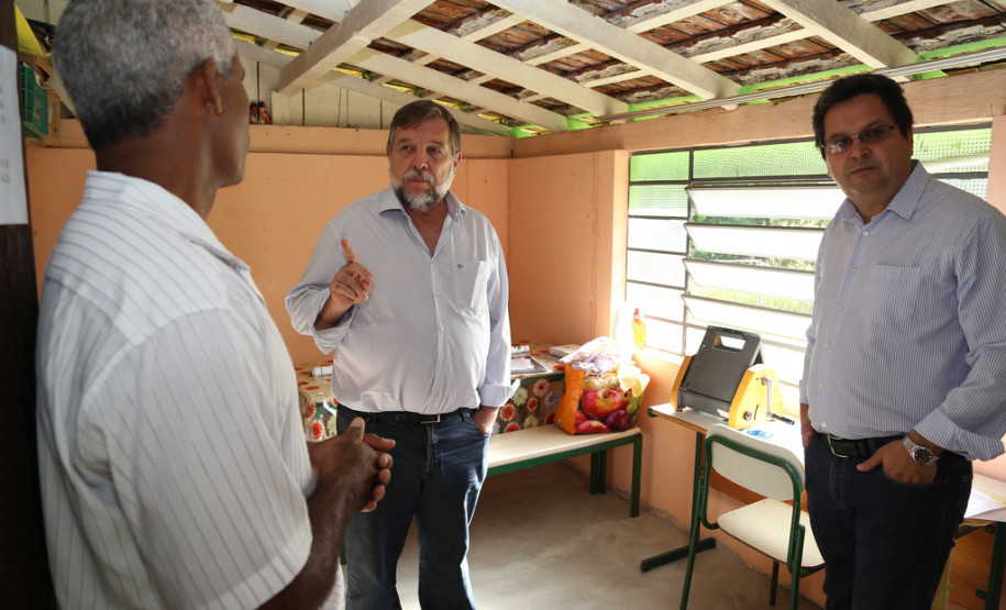 A comunidade quilombola de João Surá, em Adrianópolis, ganhará um novo prédio para substituir as antigas instalações do Colégio Estadual Diogo Ramos. <br />
<br />
Veja mais fotos em: <a href=" http://www.flickr.com/photos/flavioarns/sets/72157641975002843/" target="_blank"> http://www.flickr.com/photos/flavioarns </a>
