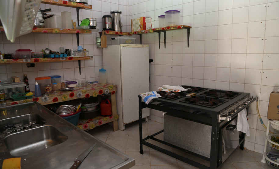 A comunidade quilombola de João Surá, em Adrianópolis, ganhará um novo prédio para substituir as antigas instalações do Colégio Estadual Diogo Ramos. <br />
<br />
Veja mais fotos em: <a href=" http://www.flickr.com/photos/flavioarns/sets/72157641975002843/" target="_blank"> http://www.flickr.com/photos/flavioarns </a>