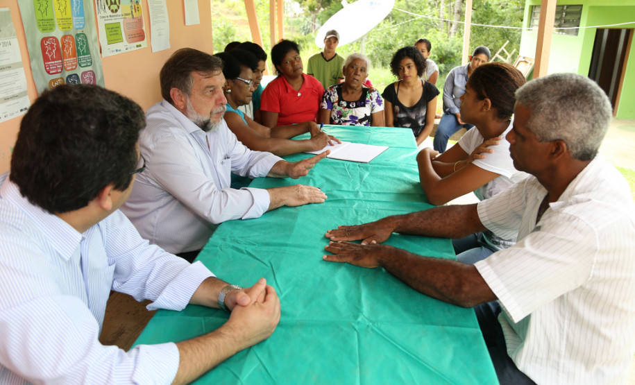 A comunidade quilombola de João Surá, em Adrianópolis, ganhará um novo prédio para substituir as antigas instalações do Colégio Estadual Diogo Ramos. <br />
<br />
Veja mais fotos em: <a href=" http://www.flickr.com/photos/flavioarns/sets/72157641975002843/" target="_blank"> http://www.flickr.com/photos/flavioarns </a>