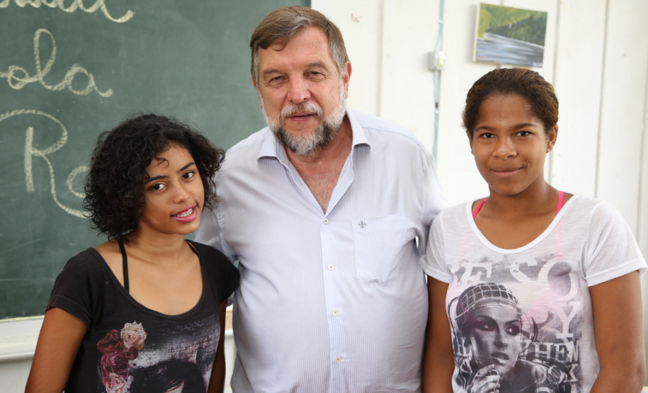 A comunidade quilombola de João Surá, em Adrianópolis, ganhará um novo prédio para substituir as antigas instalações do Colégio Estadual Diogo Ramos. <br />
<br />
Veja mais fotos em: <a href=" http://www.flickr.com/photos/flavioarns/sets/72157641975002843/" target="_blank"> http://www.flickr.com/photos/flavioarns </a>