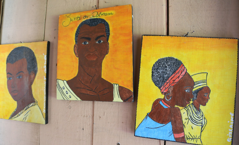 A comunidade quilombola de João Surá, em Adrianópolis, ganhará um novo prédio para substituir as antigas instalações do Colégio Estadual Diogo Ramos. <br />
<br />
Veja mais fotos em: <a href=" http://www.flickr.com/photos/flavioarns/sets/72157641975002843/" target="_blank"> http://www.flickr.com/photos/flavioarns </a>