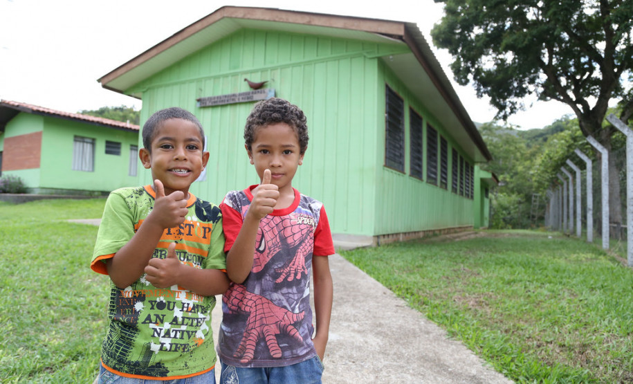 A comunidade quilombola de João Surá, em Adrianópolis, ganhará um novo prédio para substituir as antigas instalações do Colégio Estadual Diogo Ramos. <br />
<br />
Veja mais fotos em: <a href=" http://www.flickr.com/photos/flavioarns/sets/72157641975002843/" target="_blank"> http://www.flickr.com/photos/flavioarns </a>