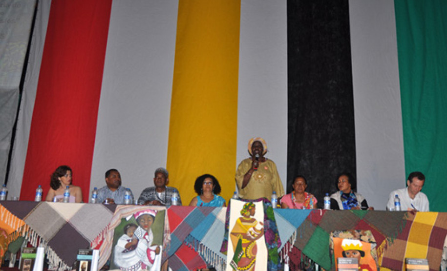 Professores, pedagogos e funcionários que atuam nas escolas da rede pública discutem propostas para valorizar a contribuição de negros e afrodescendentes na formação do Brasil.