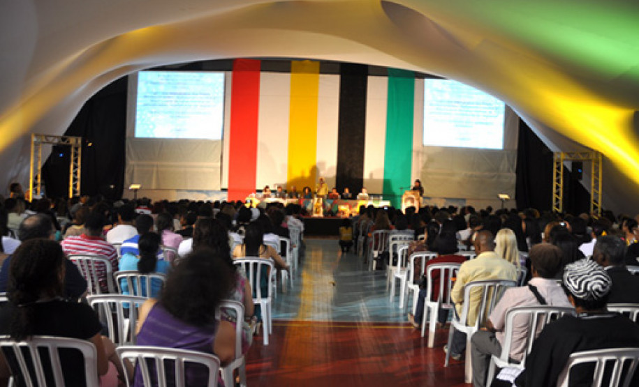 Professores, pedagogos e funcionários que atuam nas escolas da rede pública discutem propostas para valorizar a contribuição de negros e afrodescendentes na formação do Brasil.