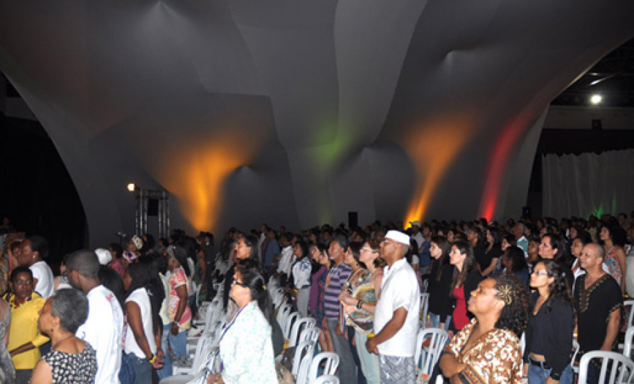 Professores, pedagogos e funcionários que atuam nas escolas da rede pública discutem propostas para valorizar a contribuição de negros e afrodescendentes na formação do Brasil.