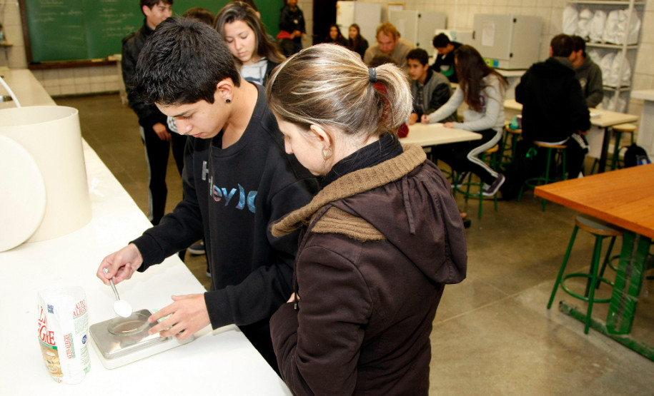 Rede estadual tem mais de 77 mil alunos na educação profissional 24-06-13 - Colégio Estadual Homero Batista de Barros, laboratório de curso técnico em meio ambiente.