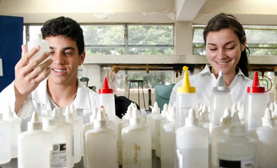 Rede estadual tem mais de 77 mil alunos na educação profissional CEEP Curitiba, aluno Daniel Vila Nova Mentes e a aluna Paula Heloiza Santos Coelho. 06-12-13.