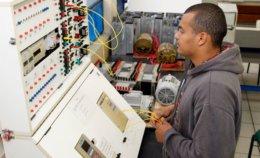 Rede estadual tem mais de 77 mil alunos na educação profissional CEEP Curitiba, na foto o Aluno Jeferson Bispo de Brito. 06-12-13.