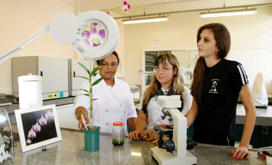 Colégio Estadual Paulo Leminski, ensino profissionalizante,  na foto a Professora Claudemira Vieria Gusmao Lopes e as alunas Amanda Grassian. 06-03-14.