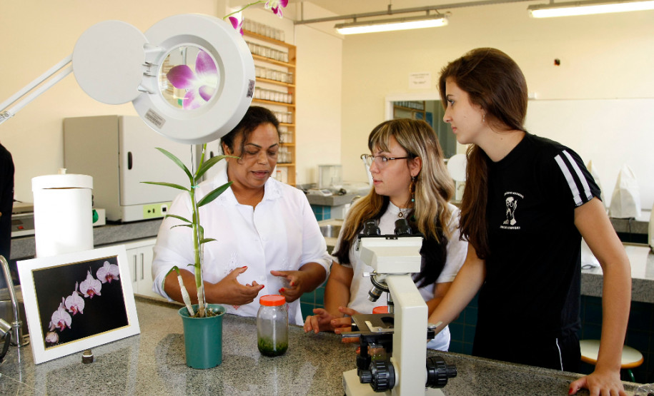 Colégio Estadual Paulo Leminski, ensino profissionalizante,  na foto a Professora Claudemira Vieria Gusmao Lopes e as alunas Amanda Grassian. 06-03-14.