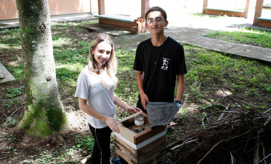 Colégio Estadual Paulo Leminski, ensino profissionalizante,  na foto Debora Barbosa e Halef dos Santos. 06-03-14.