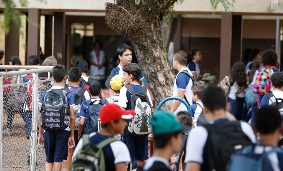 Colégio Estadual Souza Naves, em Rolândia. 10-03-14.