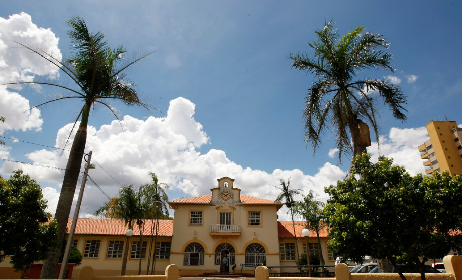 Colégio Estadual Souza Naves, em Rolândia. 10-03-14.
