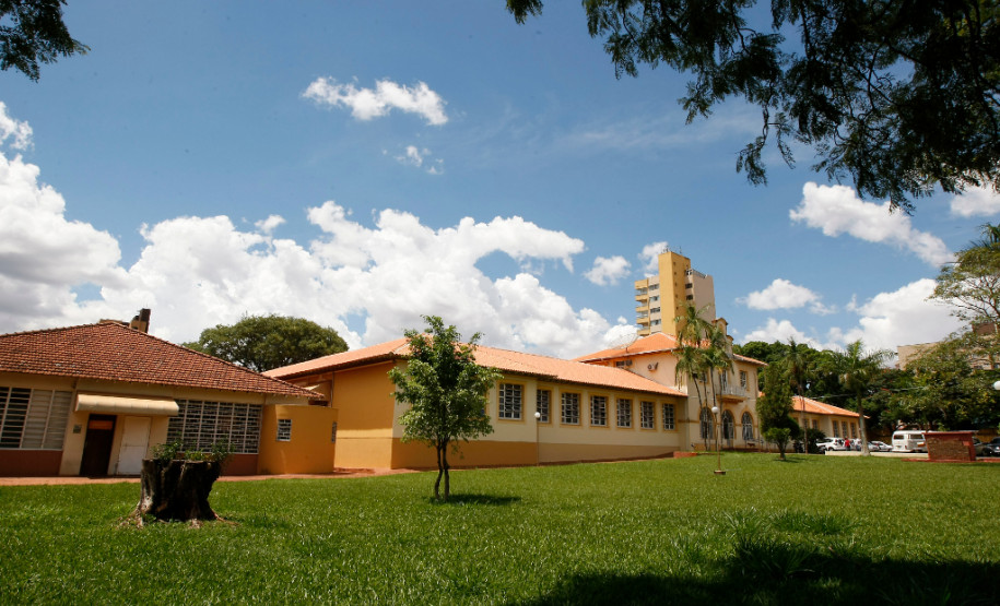 Colégio Estadual Souza Naves, em Rolândia. 10-03-14.