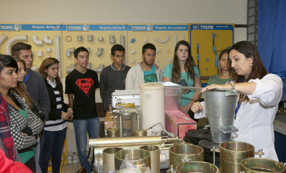 Os alunos do curso técnico em Edificações do Centro Estadual de Educação Profissional de Curitiba tiveram nessa quinta-feira (13) a primeira aula prática com os novos equipamentos entregues pela Secretaria de Estado da Educação. Na foto ,de jaleco branco, a coordenadora do curso, Talita Soares de Andrade. Curitiba, 13/03/2014.