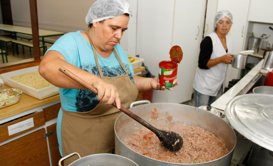 Merenda escolar no Colegio Estadual João Paulo I, na foto a merendeira Sonia. 25-02-14.