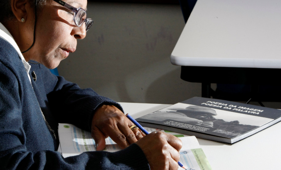 Paraná Alfabetizado, alunos em sala de aula, na foto Inês Santos de 70 anos, aposentada. 31-07-13.