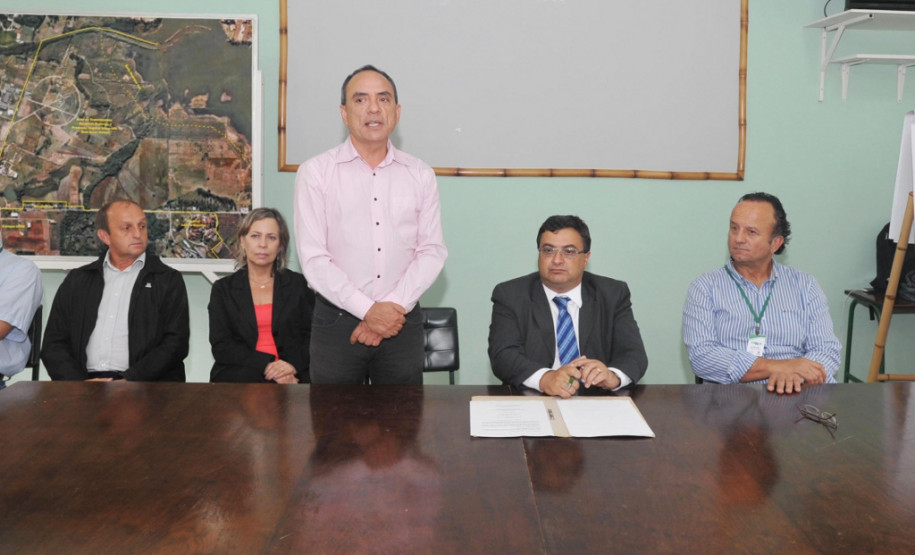 Os alimentos da agricultura familiar servidos na merenda dos 1,3 milhão de estudantes das escolas estaduais do Paraná passarão por análises de resíduos de agrotóxicos. A medida é resultado do termo de cooperação assinado quinta-feira (13), em Pinhais, na Região Metropolitana de Curitiba, entre as Secretarias estaduais da Saúde e da Educação.
Curitiba, 13/03/2014.