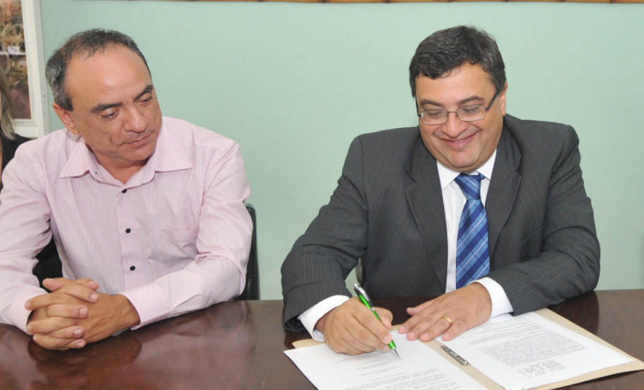 Os alimentos da agricultura familiar servidos na merenda dos 1,3 milhão de estudantes das escolas estaduais do Paraná passarão por análises de resíduos de agrotóxicos. A medida é resultado do termo de cooperação assinado quinta-feira (13), em Pinhais, na Região Metropolitana de Curitiba, entre as Secretarias estaduais da Saúde e da Educação.
Curitiba, 13/03/2014.