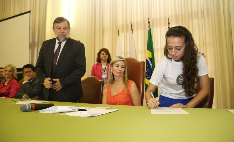 O ginásio de esportes do Colégio Estadual do Paraná (CEP), em Curitiba, será restaurado e recuperado. Investimento é de R$ 1,6 milhão.<br />
<br />
Veja mais fotos em: <a href=" http://www.flickr.com/photos/flavioarns/sets/72157642299378273/" target="_blank"> http://www.flickr.com/photos/flavioarns/</a>