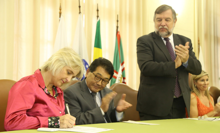 O ginásio de esportes do Colégio Estadual do Paraná (CEP), em Curitiba, será restaurado e recuperado. Investimento é de R$ 1,6 milhão.<br />
<br />
Veja mais fotos em: <a href=" http://www.flickr.com/photos/flavioarns/sets/72157642299378273/" target="_blank"> http://www.flickr.com/photos/flavioarns/</a>